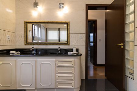 Casa de condomínio para alugar com 455m², 4 quartos e 2 vagas Casa de condomínio para alugar com 455m², 4 quartos e 2 vagasBanheiro da Suíte