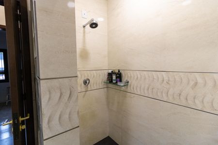 Casa de condomínio para alugar com 455m², 4 quartos e 2 vagas Casa de condomínio para alugar com 455m², 4 quartos e 2 vagasBanheiro da Suíte