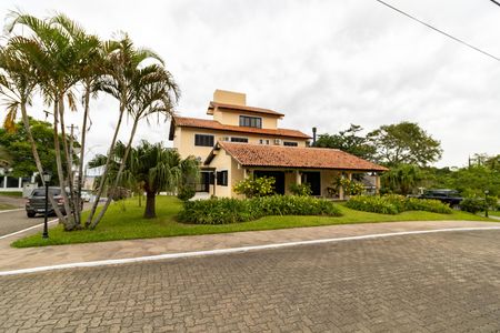 Casa de condomínio para alugar com 455m², 4 quartos e 2 vagas Casa de condomínio para alugar com 455m², 4 quartos e 2 vagasFachada