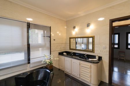 Casa de condomínio para alugar com 455m², 4 quartos e 2 vagas Casa de condomínio para alugar com 455m², 4 quartos e 2 vagasBanheiro da Suíte