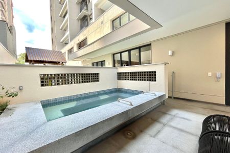 Apartamento à venda com 141m², 3 quartos e 2 vagas Apartamento à venda com 141m², 3 quartos e 2 vagasÁrea comum - Jacuzzi