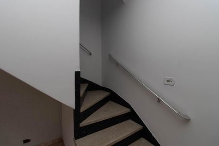 Casa à venda com 101m², 2 quartos e 2 vagas Casa à venda com 101m², 2 quartos e 2 vagasEscada