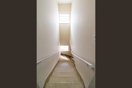 Casa à venda com 240m², 4 quartos e 3 vagas Casa à venda com 240m², 4 quartos e 3 vagasEscada