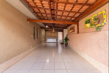 Casa à venda com 150m², 3 quartos e 3 vagas Casa à venda com 150m², 3 quartos e 3 vagasEntrada - Garagem