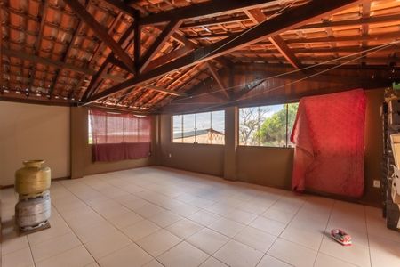 Casa à venda com 150m², 3 quartos e 3 vagas Casa à venda com 150m², 3 quartos e 3 vagasTerraço