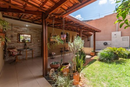 Casa à venda com 150m², 3 quartos e 3 vagas Casa à venda com 150m², 3 quartos e 3 vagasEntrada