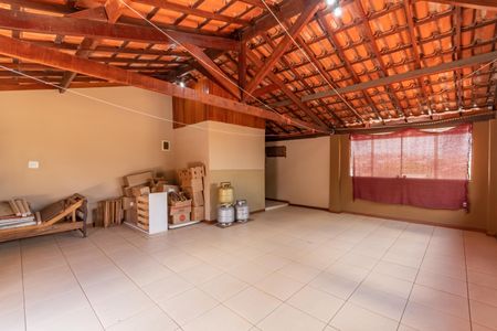 Casa à venda com 150m², 3 quartos e 3 vagas Casa à venda com 150m², 3 quartos e 3 vagasTerraço