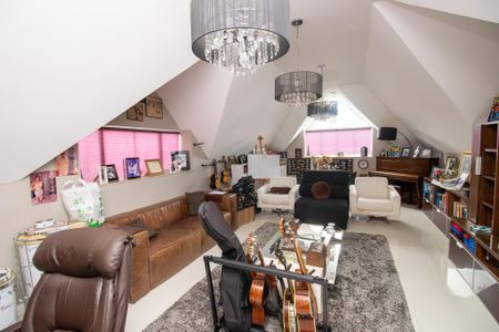 Casa de condomínio à venda com 320m², 6 quartos e 1 vaga Casa de condomínio à venda com 320m², 6 quartos e 1 vagaEscritório