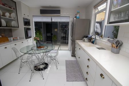 Casa de condomínio à venda com 320m², 6 quartos e 1 vaga Casa de condomínio à venda com 320m², 6 quartos e 1 vagaCozinha