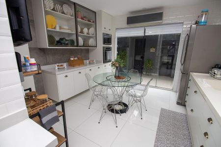 Casa de condomínio à venda com 320m², 6 quartos e 1 vaga Casa de condomínio à venda com 320m², 6 quartos e 1 vagaCozinha