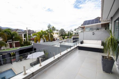 Casa de condomínio à venda com 320m², 6 quartos e 1 vaga Casa de condomínio à venda com 320m², 6 quartos e 1 vagaVaranda