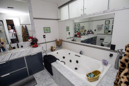 Casa de condomínio à venda com 320m², 6 quartos e 1 vaga Casa de condomínio à venda com 320m², 6 quartos e 1 vagaBanheiro quarto 2