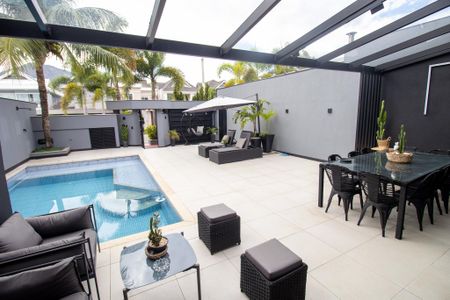 Casa de condomínio à venda com 320m², 6 quartos e 1 vaga Casa de condomínio à venda com 320m², 6 quartos e 1 vagaÁrea externa