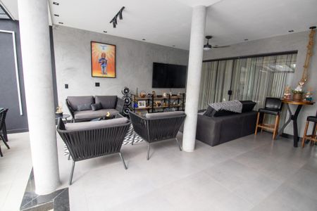 Casa de condomínio à venda com 320m², 6 quartos e 1 vaga Casa de condomínio à venda com 320m², 6 quartos e 1 vagaÁrea externa