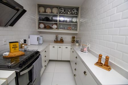 Casa de condomínio à venda com 320m², 6 quartos e 1 vaga Casa de condomínio à venda com 320m², 6 quartos e 1 vagaCozinha