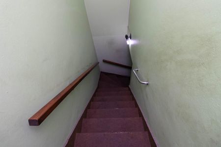 Casa à venda com 100m², 2 quartos e 1 vaga Casa à venda com 100m², 2 quartos e 1 vagaEscada