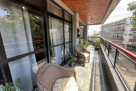 Apartamento à venda com 139m², 3 quartos e 2 vagas Apartamento à venda com 139m², 3 quartos e 2 vagasVaranda