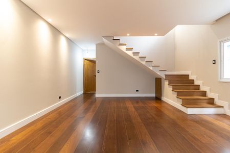 Casa à venda com 236m², 4 quartos e 3 vagas Casa à venda com 236m², 4 quartos e 3 vagasSala