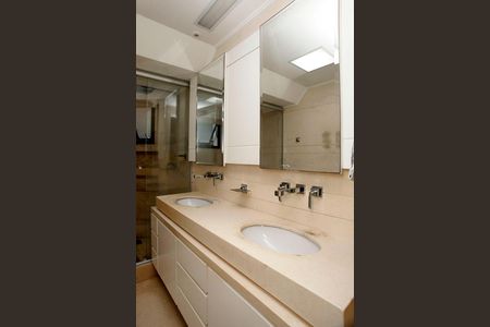 Apartamento à venda com 269m², 3 quartos e 4 vagasBanheiro do Quarto 1