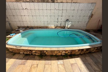 Casa à venda com 370m², 4 quartos e 2 vagas Casa à venda com 370m², 4 quartos e 2 vagasÁrea comum - Piscina