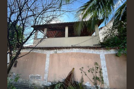 Casa à venda com 370m², 4 quartos e 2 vagas Casa à venda com 370m², 4 quartos e 2 vagasFachada