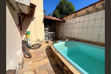 Casa à venda com 370m², 4 quartos e 2 vagas Casa à venda com 370m², 4 quartos e 2 vagasÁrea comum - Piscina