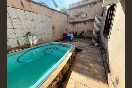 Casa à venda com 370m², 4 quartos e 2 vagas Casa à venda com 370m², 4 quartos e 2 vagasÁrea comum - Piscina