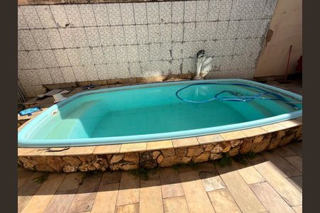 Casa à venda com 370m², 4 quartos e 2 vagas Casa à venda com 370m², 4 quartos e 2 vagasÁrea comum - Piscina