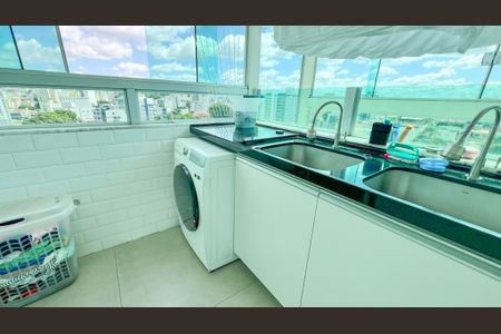 Apartamento à venda com 177m², 4 quartos e 2 vagas Apartamento à venda com 177m², 4 quartos e 2 vagasCozinha e Área de Serviço