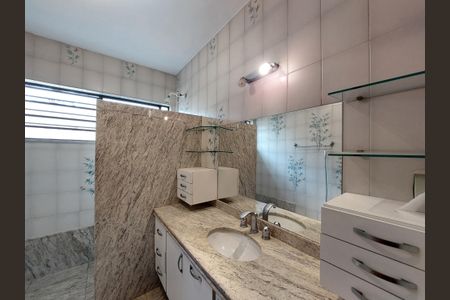 Casa à venda com 210m², 4 quartos e 2 vagas Casa à venda com 210m², 4 quartos e 2 vagasBanheiro da Suíte