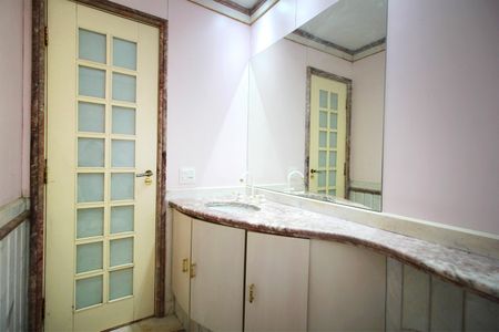 Casa à venda com 800m², 5 quartos e 10 vagasBanheiro da Suíte 2