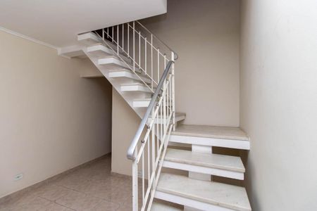 Casa à venda com 160m², 4 quartos e 2 vagas Casa à venda com 160m², 4 quartos e 2 vagasEscada
