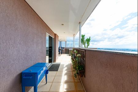 Apartamento à venda com 168m², 3 quartos e 3 vagas Apartamento à venda com 168m², 3 quartos e 3 vagasVaranda