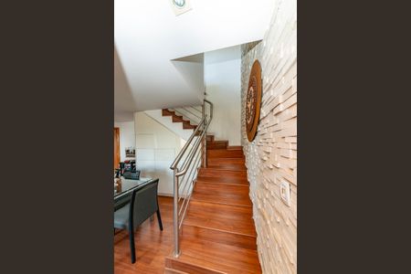 Apartamento à venda com 168m², 3 quartos e 3 vagas Apartamento à venda com 168m², 3 quartos e 3 vagasEscada