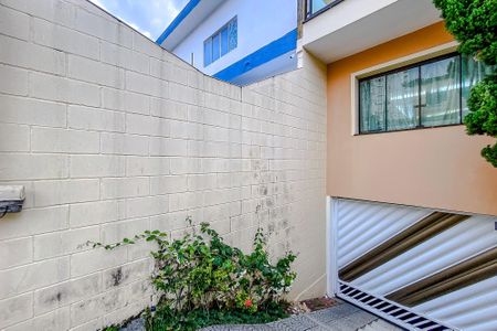 Casa à venda com 270m², 3 quartos e 6 vagas Casa à venda com 270m², 3 quartos e 6 vagasEntrada