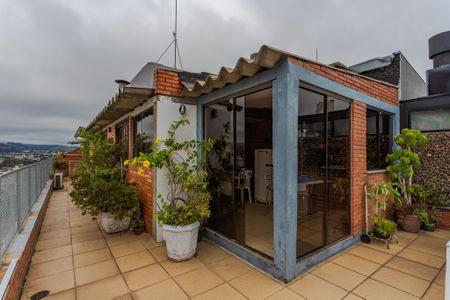 Apartamento à venda com 240m², 3 quartos e 2 vagas Apartamento à venda com 240m², 3 quartos e 2 vagasTerraço