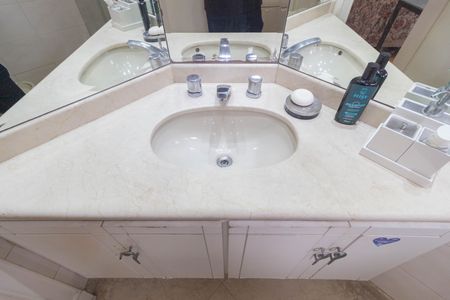 Apartamento para alugar com 300m², 3 quartos e 6 vagas Apartamento para alugar com 300m², 3 quartos e 6 vagasBanheiro da Suíte 2