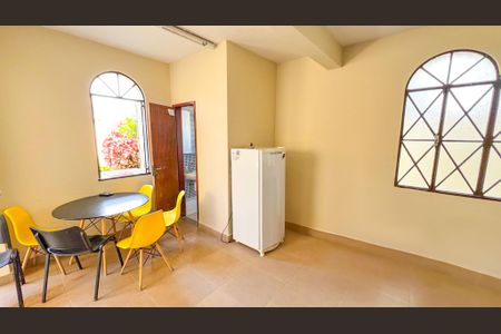 Casa à venda com 320m², 4 quartos e 3 vagas Casa à venda com 320m², 4 quartos e 3 vagasSala