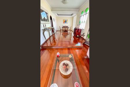 Casa à venda com 320m², 4 quartos e 3 vagas Casa à venda com 320m², 4 quartos e 3 vagasSala