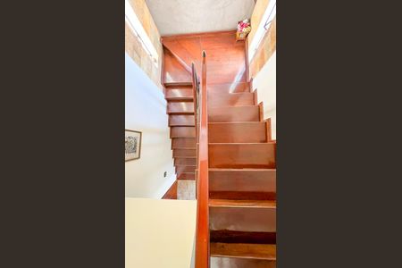 Casa à venda com 320m², 4 quartos e 3 vagas Casa à venda com 320m², 4 quartos e 3 vagasEscada