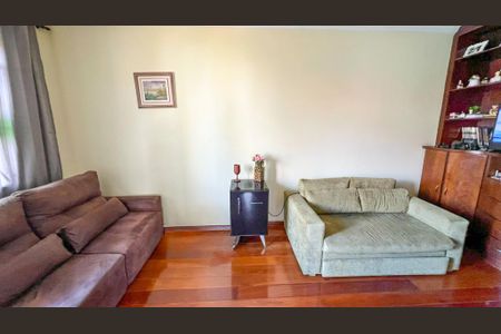 Casa à venda com 320m², 4 quartos e 3 vagas Casa à venda com 320m², 4 quartos e 3 vagasSala