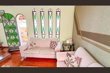 Casa à venda com 320m², 4 quartos e 3 vagas Casa à venda com 320m², 4 quartos e 3 vagasSala