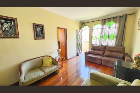 Casa à venda com 320m², 4 quartos e 3 vagas Casa à venda com 320m², 4 quartos e 3 vagasSala