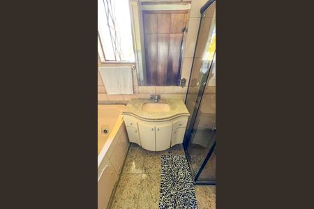 Casa à venda com 320m², 4 quartos e 3 vagas Casa à venda com 320m², 4 quartos e 3 vagasBanheiro Suíte