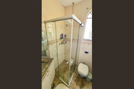 Casa à venda com 320m², 4 quartos e 3 vagas Casa à venda com 320m², 4 quartos e 3 vagasBanheiro Suíte