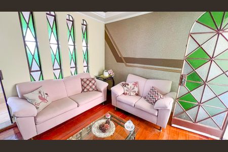 Casa à venda com 320m², 4 quartos e 3 vagas Casa à venda com 320m², 4 quartos e 3 vagasSala