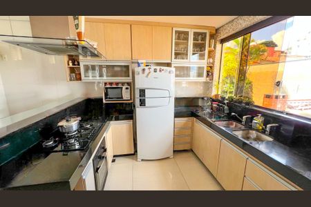 Casa à venda com 320m², 4 quartos e 3 vagas Casa à venda com 320m², 4 quartos e 3 vagasCozinha