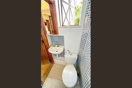 Casa à venda com 320m², 4 quartos e 3 vagas Casa à venda com 320m², 4 quartos e 3 vagasBanheiro 1