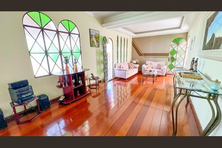 Casa à venda com 320m², 4 quartos e 3 vagas Casa à venda com 320m², 4 quartos e 3 vagasSala