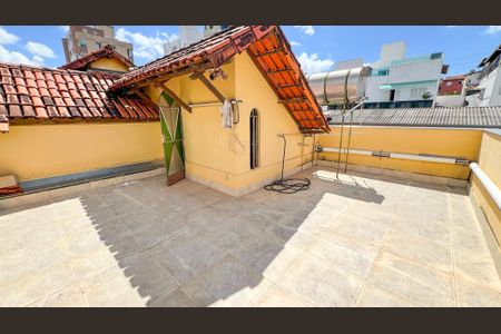 Casa à venda com 320m², 4 quartos e 3 vagas Casa à venda com 320m², 4 quartos e 3 vagasCobertura